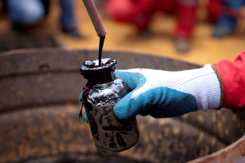 &copy; Reuters. FILE PHOTO: A worker collects a crude oil sample at an oil well operated by Venezuela's state oil company PDVSA in Morichal, Venezuela, July 28, 2011.  REUTERS/Carlos Garcia Rawlins/File Photo