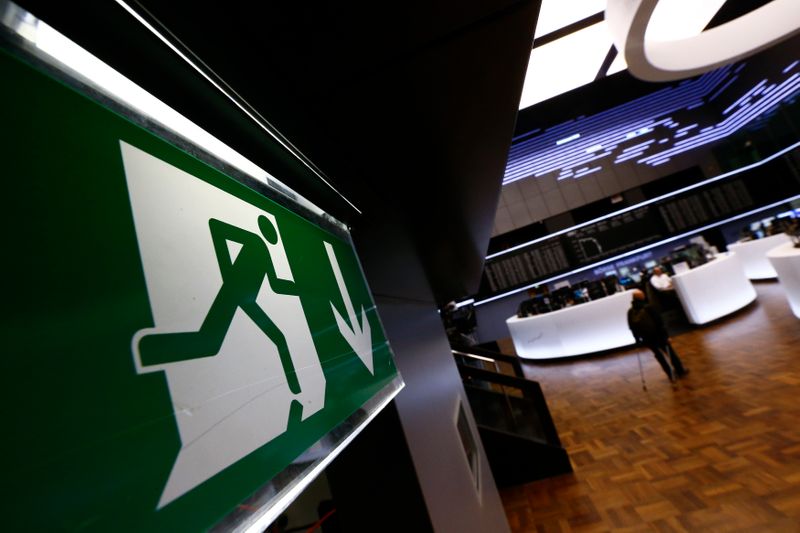 © Reuters. FILE PHOTO: An exit sign is pictured at the Frankfurt stock exchange, January 15, 2015.  REUTERS/Kai Pfaffenbach 