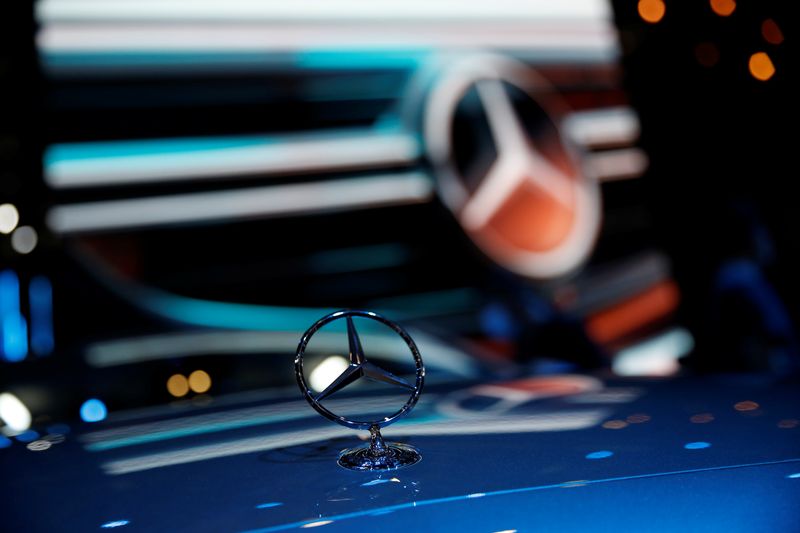 © Reuters. Stellantis et TotalEnergies ont annoncé vendredi l'entrée au capital de Mercedes-Benz dans leur co-entreprise Automotive Cells Company (ACC) spécialisée dans les batteries pour véhicules électriques. /Photo d'archives/REUTERS/Tingshu Wang