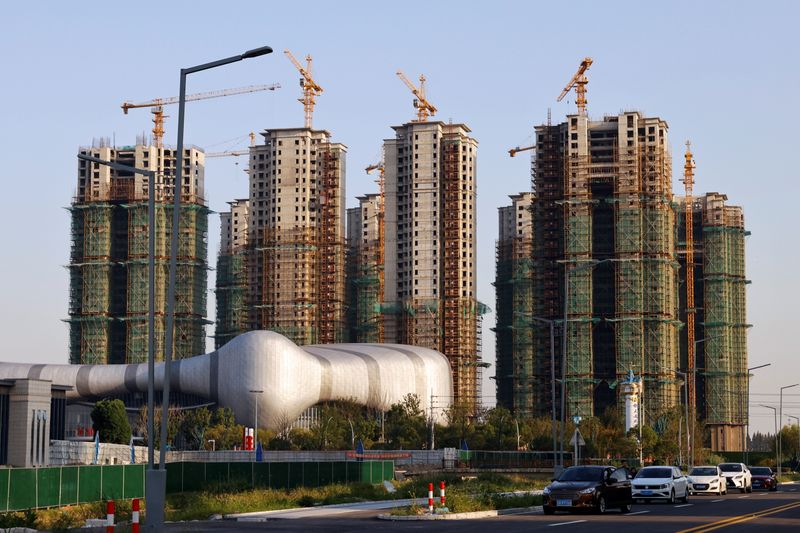&copy; Reuters. Edificios residenciales en construcción en Evergrande Cultural Tourism City, un proyecto desarrollado por China Evergrande Group, en Taicang de Suzhou, provincia de Jiangsu, China 23 de septiembre de 2021. REUTERS/Aly Song