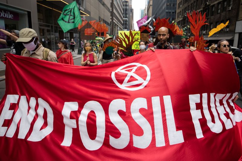 &copy; Reuters. FILE PHOTO: People protest during a 'non-violent resistance' climate change protest organized by Extinction Rebellion in the Manhattan borough of New York City, U.S., September 17, 2021. REUTERS/Caitlin Ochs