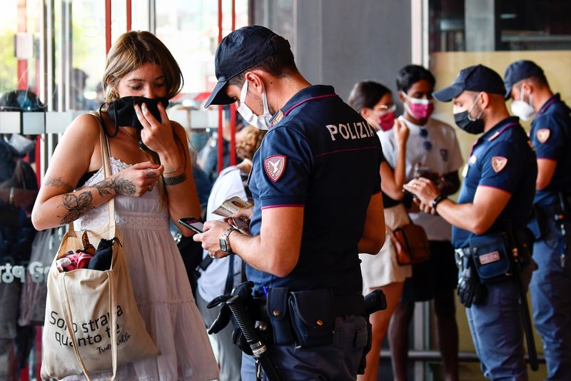 &copy; Reuters. La polizia controlla i documenti di viaggiatori alla stazione di Porta Garibaldi, a Milano. REUTERS/Flavio Lo Scalzo