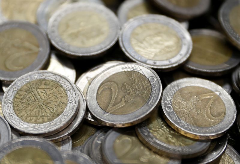 &copy; Reuters. Alcune monete da due euro a Vienna. REUTERS/Leonhard Foeger