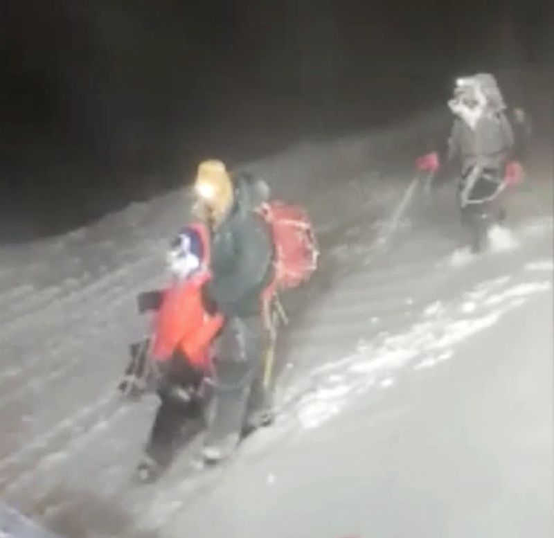 © Reuters. أفراد من وزارة الطورائ يقومون بإنقاذ مجموعة من الأشخاص حوصروا أثناء تسلقهم جبل إلبروس في روسيا يوم الخميس. صورة حصلت عليها رويترز من مقطع فيديو لوزارة الطورائ الروسية.