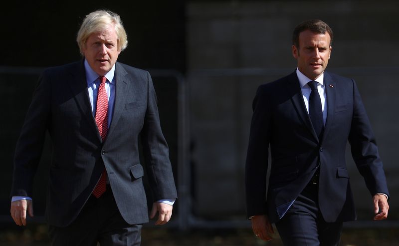 &copy; Reuters. مكتب الرئيس الفرنسي إيمانويل ماكرون (إلى اليمين) ورئيس الوزراء البريطاني بوريس جونسون في لندن بصورة من أرشيف رويترز.