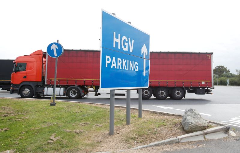 &copy; Reuters. FOTO DE ARCHIVO: Camiones en un estacionamiento de HGV, en los servicios de Cobham en la autopista M25, Cobham, Reino Unido, 31 de agosto de 2021.  REUTERS/Peter Cziborra/File Photo