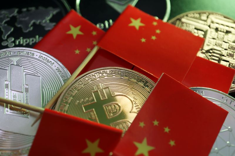&copy; Reuters. Banderas chinas entre representaciones de Bitcoin, Dash, Ripple, Ethereum y otras criptodivisas en esta foto de ilustración tomada el 2 de junio de 2021. REUTERS/Florence Lo/Ilustración