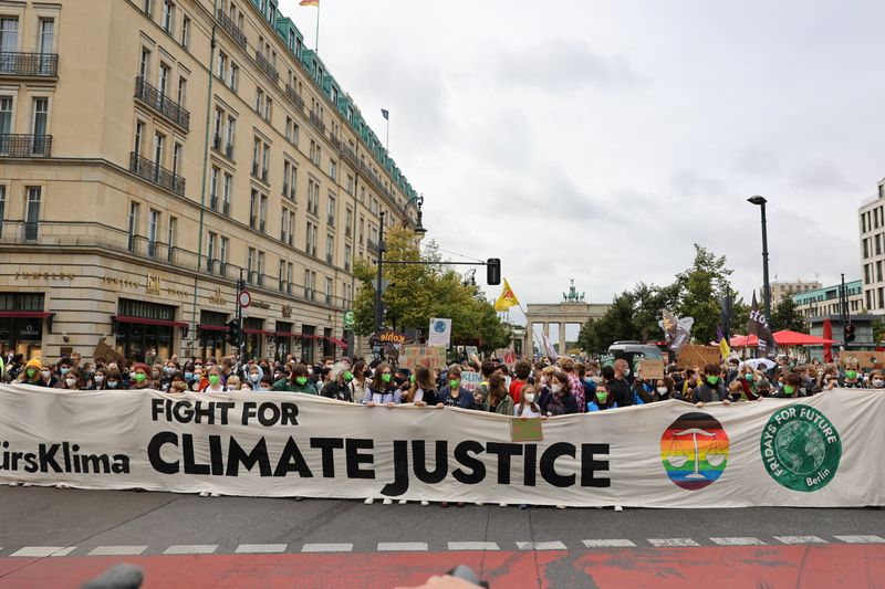 © Reuters. Marcha global contra el cambio climático del movimiento Fridays for Future en Berlín. Alemania, 24 septiembre, 2021. REUTERS/Christian Mang