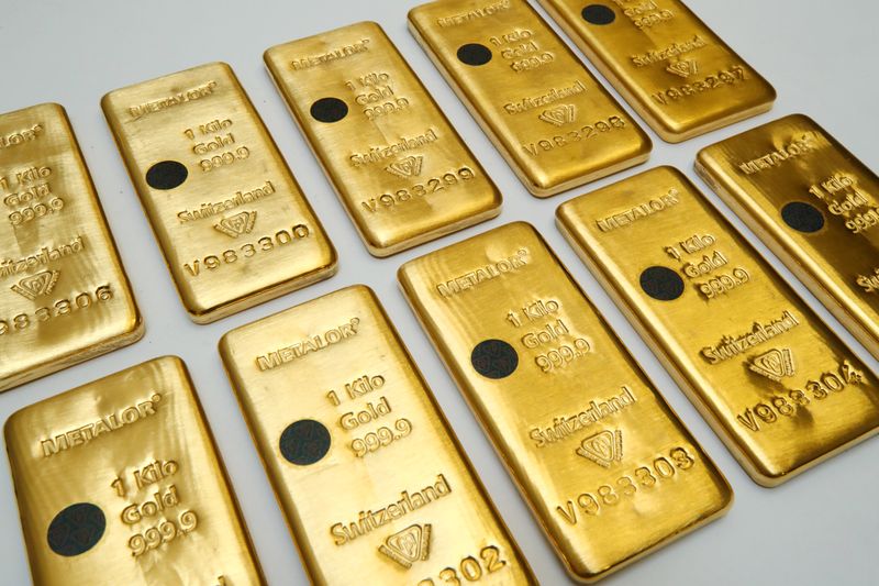 © Reuters. The Sicpa Oasis validator system (bullion protect) is pictured on one kilogram bar of gold at Swiss refiner Metalor in Marin near Neuchatel, Switzerland July 5, 2019. Picture taken July 5, 2019.      To match Special Report GOLD-SWISS/FAKES     REUTERS/Denis Balibouse