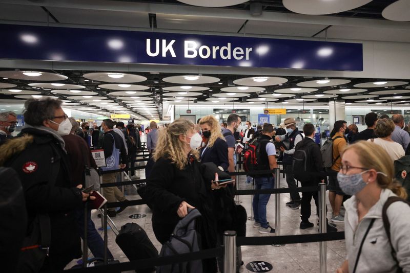 &copy; Reuters. Pasajeros en el control fronterizo de Reino Unido en la Terminal 5 del aeropuerto de Heathrow en Londres, Reino Unido, 29 de junio de 2021. REUTERS/Hannah Mckay