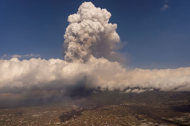 &copy; Reuters. El volcán Cumbre Vieja en erupción en El Paso, en la isla canaria de La Palma