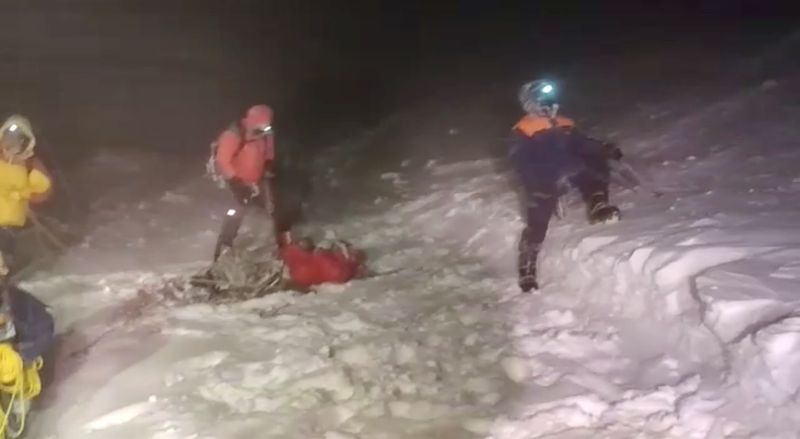 &copy; Reuters. Equipes de resgate fazem operação no Monte Elbrus para salvar alpinistas
23/09/2021
Ministério de Emergências da Rússia/Divulgação via REUTERS