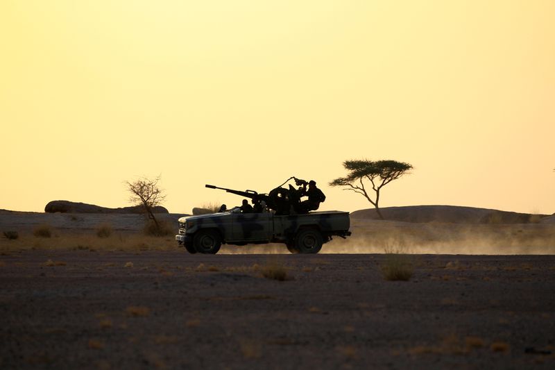 &copy; Reuters. جنود من  جبهة البوليساريو  المدعومة من الجزائر والتي تسعى لاستقلال إقليم الصحراء الغربية عن المغرب يقود شاحنة مزودة بمدفع مضاد للطائرات. صو