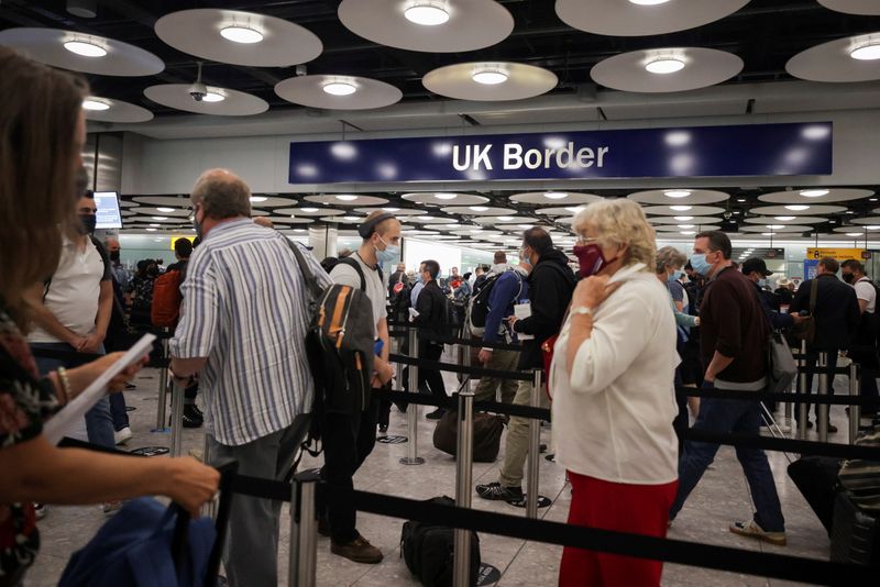 &copy; Reuters. مسافرون يصلون مطار هيثرو في لندن يوم 29 يونيو حزيران 2021. تصوير: هانا مكاي - رويترز.