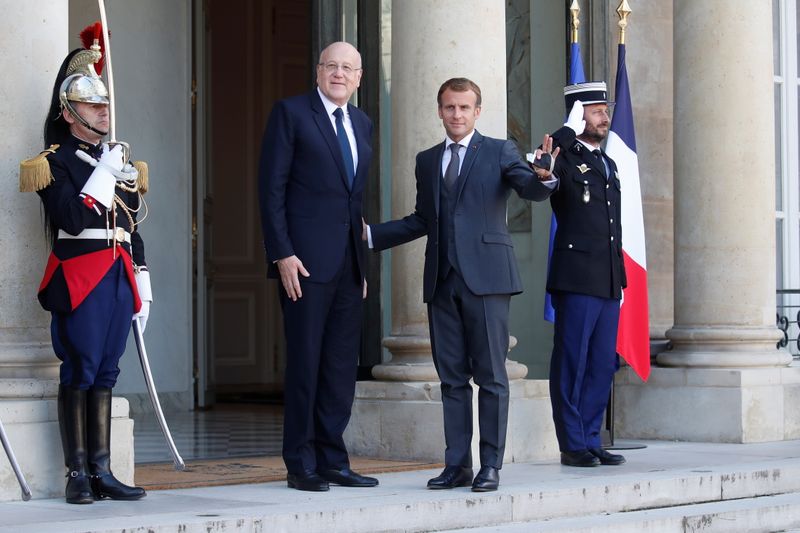 &copy; Reuters. French President Emmanuel Macron welcomes Lebanon's Prime Minister Najib Mikati as he arrives for a working lunch at the Elysee Palace in Paris, France, September 24, 2021. REUTERS/Gonzalo Fuentes