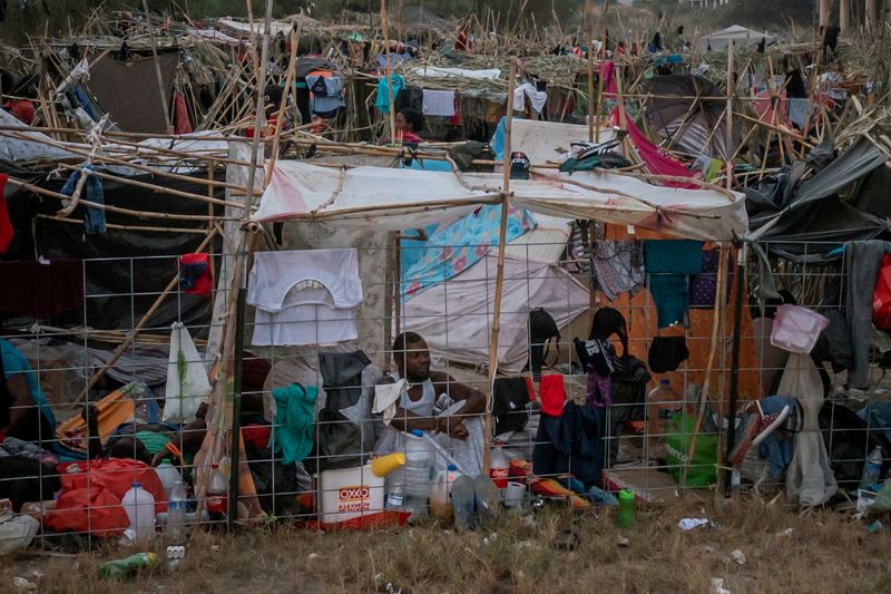 &copy; Reuters. Migrantes em acampamento improvisado em Del Rio, no Texas
21/09/2021
REUTERS/Adrees Latif