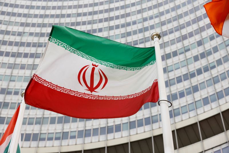 © Reuters. علم إيران أمام مقر الوكالة الدولية للطاقة الذرية في فيينا يوم 23 مايو ايار 2021. تصوير: ليونارد فوجر - رويترز. 