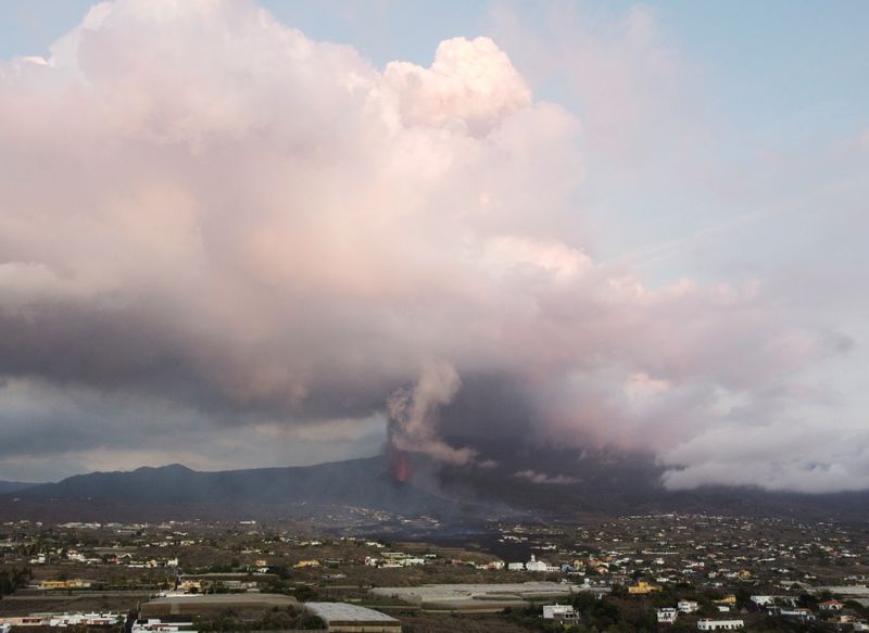 &copy; Reuters. Lava y humo se elevan tras la erupción de un volcán en la isla de La Palma, España 23 de septiembre de 2021. REUTERS/Nacho Doce