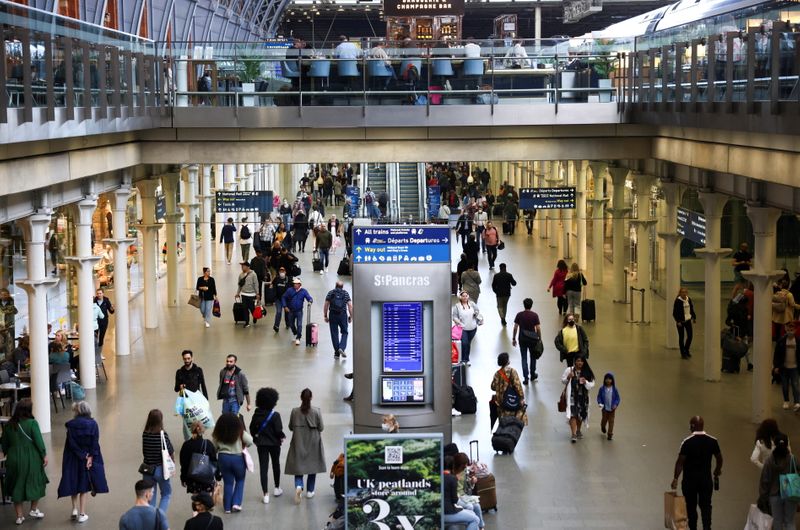 &copy; Reuters. People walk through St Pancras International station, amid the coronavirus disease (COVID-19) pandemic, in London, Britain, July 30, 2021. REUTERS/Henry Nicholls
