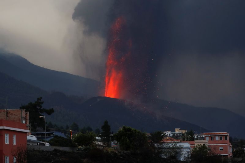 &copy; Reuters. La lava se eleva al amanecer tras la erupción de un volcán en el parque nacional de Cumbre Vieja, en El Paso, en la isla canaria de La Palma, España. 24 de septiembre de 2021. REUTERS/Jon Nazca