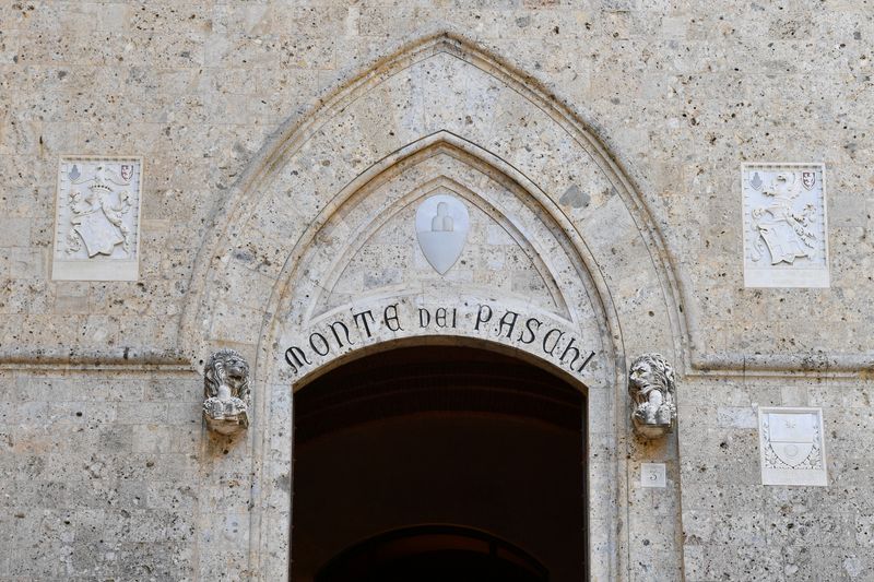 © Reuters. FILE PHOTO: View of the entrance to the headquarters of Monte dei Paschi di Siena (MPS), the oldest bank in the world, which is facing massive layoffs as part of a planned corporate merger, in Siena, Italy, August 11, 2021. REUTERS/Jennifer Lorenzini/File Photo