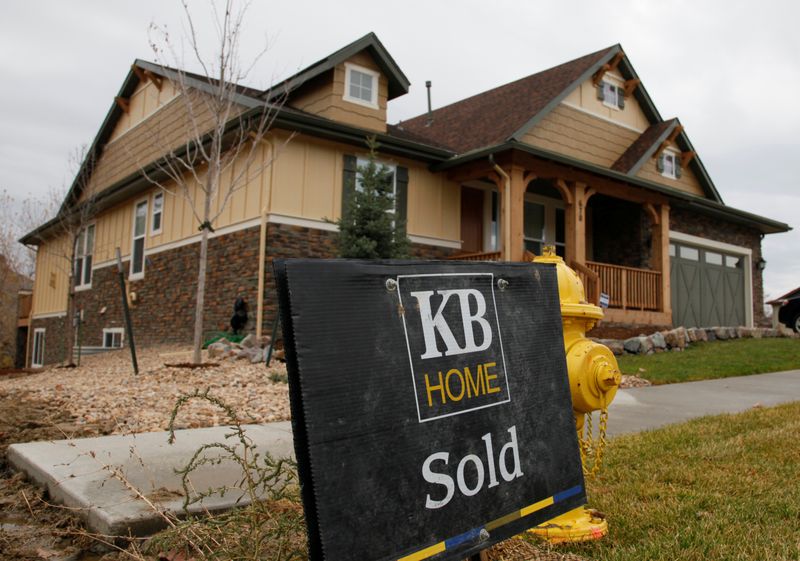 &copy; Reuters. FOTO DE ARCHIVO. Una casa marcada como vendida, en Golden, Colorado, Estados Unidos. 27 de octubre de 2009. REUTERS/Rick Wilking