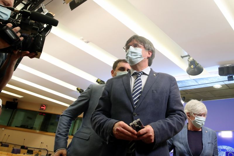 &copy; Reuters. Imagen de archivo del diputado europeo Carles Puigdemont saliendo una conferencia de prensa sobre su inmunidad en el Parlamento Europeo, en Bruselas, Bélgica. 3 de junio, 2021. REUTERS/Yves Herman/Archivo