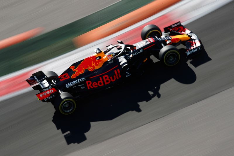 &copy; Reuters. El piloto neerlandés Max Verstappen de Red Bull en acción durante la sesión de práctica del Gran Premio de Rusia de la Fórmula Uno en el Autódromo de Sochi en Sochi, Rusia. 24 de septiembre, 2021. REUTERS/Anton Vaganov
