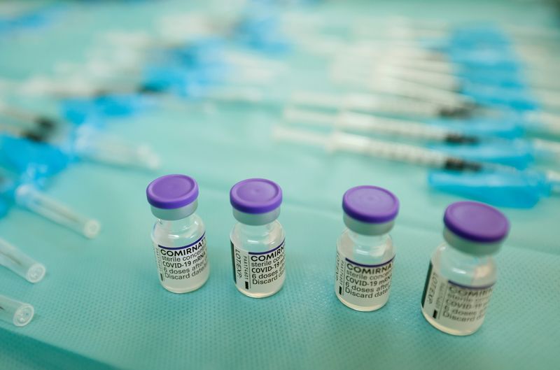 &copy; Reuters. FILE PHOTO: Vials and syringes filled with the "Comirnaty" Pfizer BioNTech vaccine against the coronavirus disease (COVID-19) are seen on a table at a nursing home in Seville, Spain September 21, 2021. REUTERS/Marcelo del Pozo