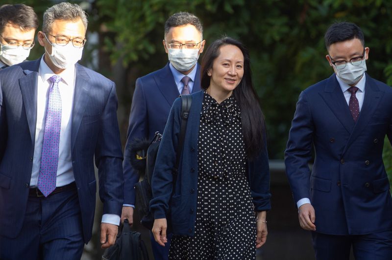 &copy; Reuters. La directora financiera de Huawei Technologies, Meng Wanzhou, sale de su casa para asistir a una audiencia en un tribunal virtual en Vancouver, Columbia Británica, Canadá, el 24 de septiembre de 2021.  REUTERS/Taehoon Kim