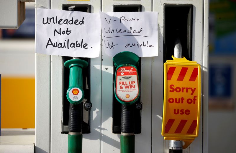 © Reuters. FILE PHOTO: Hand written signs are stuck to a petrol pump with no fuel available at a Shell filling station in Manchester, Britain, September 24, 2021. REUTERS/Phil Noble/File Photo