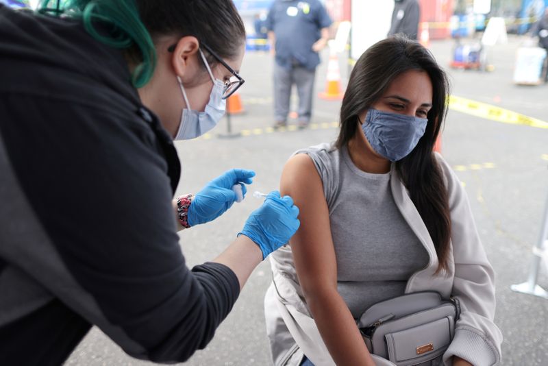&copy; Reuters. FILE PHOTO: Esperanza Guevara, 31, receives a Johnson & Johnson coronavirus disease (COVID-19) vaccination, in Los Angeles, California, U.S., March 25, 2021. REUTERS/Lucy Nicholson