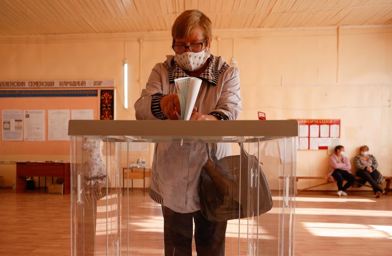 &copy; Reuters. امرأة تدلي بصوتها في الانتخابات البرلمانية في روسيا يوم 18 سبتمبر ايلول 2021. تصوير: مكسيم شيميتوف - رويترز. 