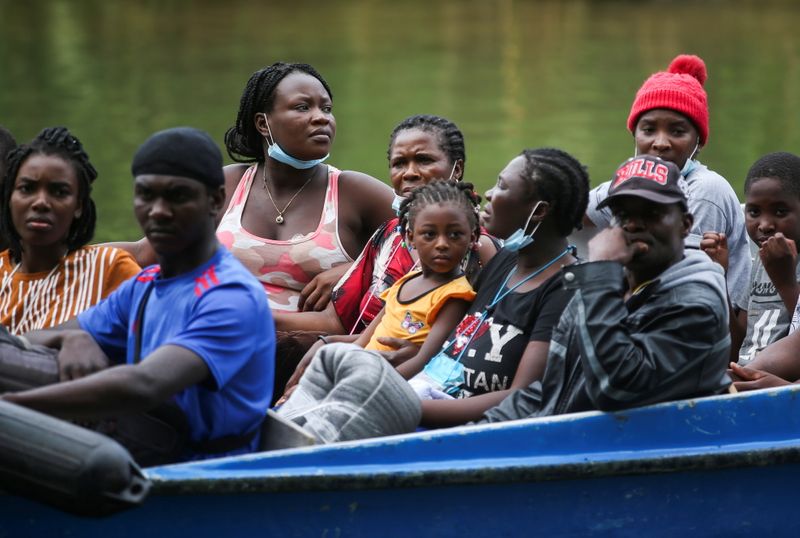 © Reuters. Migrantes, en su mayoría haitianos, llegan en bote para cruzar a Panamá y continuar hacia el norte, en Acandí, Colombia,  23 de septiembre, 2021. REUTERS/Luisa Gonzalez