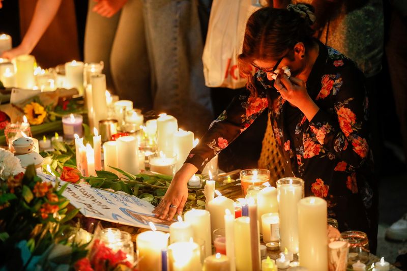 © Reuters. A person reacts during a vigil in memory of Sabina Nessa, a teacher who was murdered in Pegler Square, in London, Britain September 24, 2021. REUTERS/Peter Nicholls