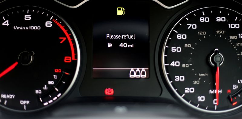&copy; Reuters. A car display warns the driver that fuel is needed, Newcastle-under-Lyme, Britain, September 24, 2021. REUTERS/Carl Recine