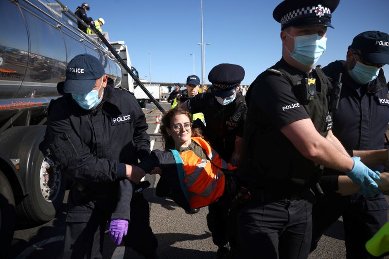 &copy; Reuters. رجال شرطة يعتقلون احدى ناشطات المناخ في ميناء دوفر ببريطانيا يوم الجمعة. تصوير: هنري نيكولز - رويترز. 