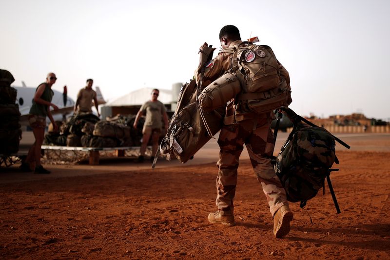 &copy; Reuters. Un militaire français a été tué vendredi au Mali dans un combat contre un groupe armé terroriste, annonce la présidence de la République. /Photo d'archives/REUTERS/Benoit Tessier