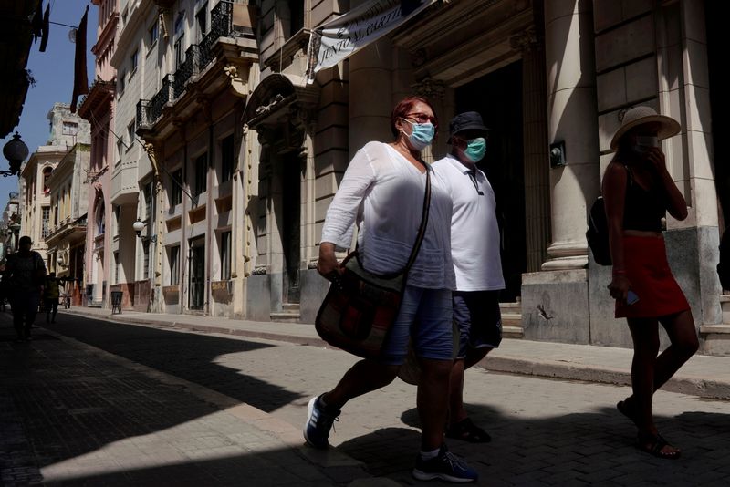 &copy; Reuters. FILE PHOTO: People walk in downtown amid concerns about the spread of the coronavirus disease (COVID-19), Havana, Cuba, August 3, 2021. REUTERS/Alexandre Meneghini