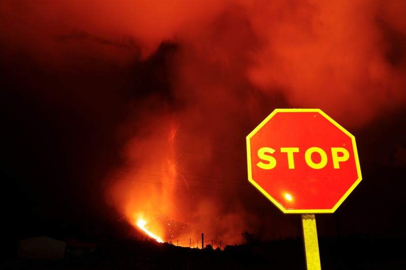 © Reuters. Lava and smoke rise following the eruption of a volcano on the Canary Island of La Palma, in La Laguna, Spain, September 24, 2021. REUTERS/Jon Nazca