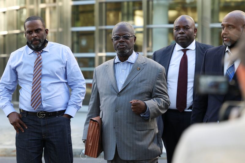 © Reuters. Defense attorney for R. Kelly, Deveraux Cannick (2nd L) leaves Brooklyn federal court after singer R. Kelly's sex abuse trial at Brooklyn's Federal District Court in Brooklyn, New York, U.S., September 24, 2021.  REUTERS/Angus Mordant