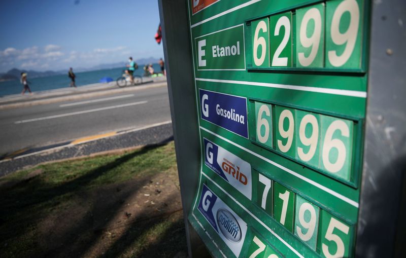 &copy; Reuters. Preços de combustíveis em posto na praia de Copacabana, no Rio de Janeiro
24/09/2021
REUTERS/Ricardo Moraes