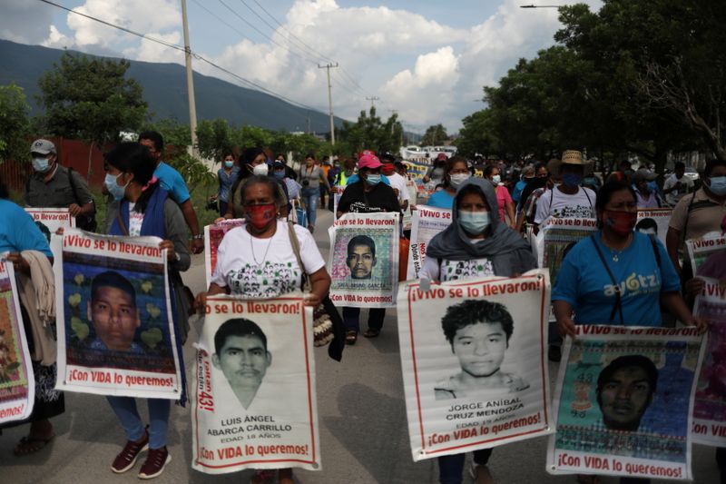&copy; Reuters. أقارب 43 طالبا مفقودا في المكسيك يشاركون في مسيرة لاحياء الذكرى السادسة لإختفائهم بمدينة إيجوالا بجنوب غرب المكسيك يوم 27 سبتمبر ايلول 2020. تص