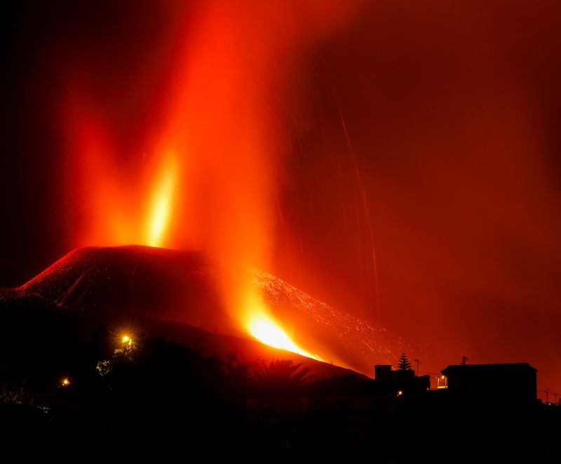 &copy; Reuters. اندفاع الحمم والدخان من فوهة بركان بجزيرة لا بالما بأرخبيل جزر الكناري يوم السبت. تصوير: جون ناسكا - رويترز.  
