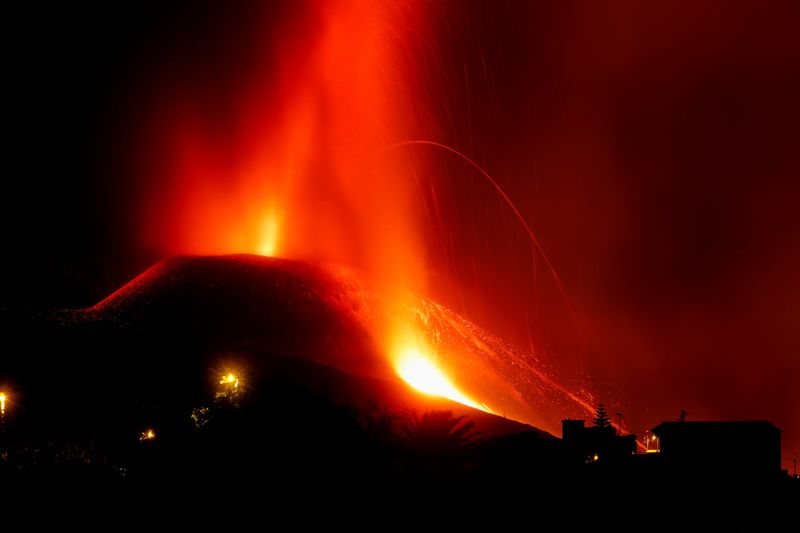 &copy; Reuters. Des jets de lave s'échappaient du volcan de l'île espagnole de la Palma et explosaient dans les airs dans la nuit de vendredi à samedi alors que l'éruption s'est intensifiée pour entrer dans une phase explosive. /Photo prise le 25 septembre 2021/REUT
