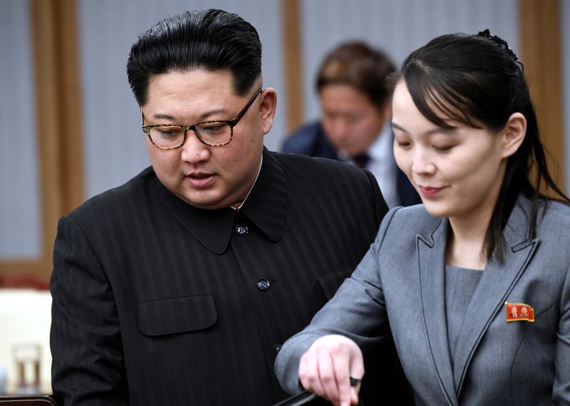 &copy; Reuters. Imagen de archivo del líder norcoreano Kim Jong Un junto a su hermana Kim Yo Jong durante un encuentro con el presidente surcoreano, Moon Jae-in, en la Casa de la Paz de la aldea en tregua de Panmunjom, dentro de la zona desmilitarizada que separa las do