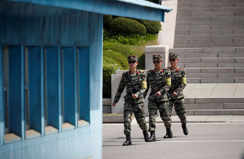 © Reuters. Des soldats nord-coréens patrouillent à l'intérieur de la zone démilitarisée (DMZ) qui sépare les deux Corées. La Corée du Nord est prête à envisager de participer à un nouveau sommet inter-coréen à la condition que le respect mutuel entre les deux pays soit garanti. /Photo d'archives/REUTERS/Kim Hong-Ji