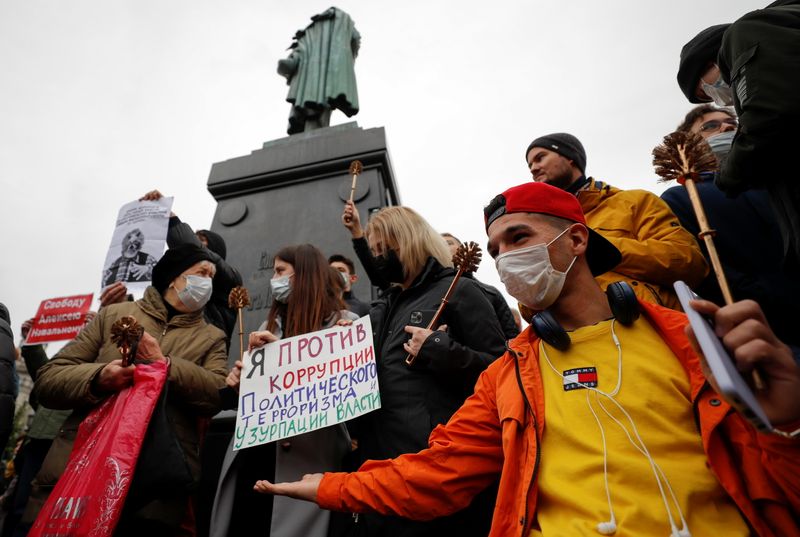 &copy; Reuters. مشاركون في مظاهرة للمعارضة للاحتجاج على الانتخابات البرلمانية في العاصمة الروسية موسكو يوم السبت. تصوير: يفجينيا نوفوشيناينا - رويترز. 