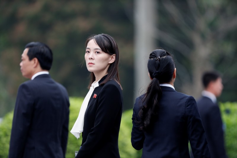 © Reuters. كيم يو جونج شقيقة الزعيم الكوري كيم جونج أون تحضر مراسم وضع إكليل من الزهور على قبر الزعيم الفيتنامي هو تشي منه في هانوي. صورة من أرشيف رويترز.