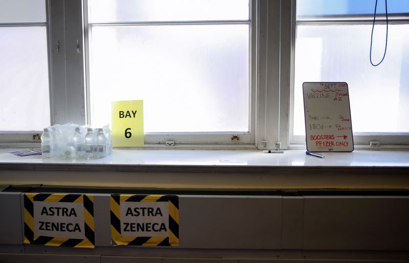 &copy; Reuters. FILE PHOTO: Signs are pictured as healthcare staff receive the COVID-19 booster vaccine, amid the coronavirus disease (COVID-19) pandemic, at Midland House in Derby, Britain, September 20, 2021. REUTERS/Carl Recine